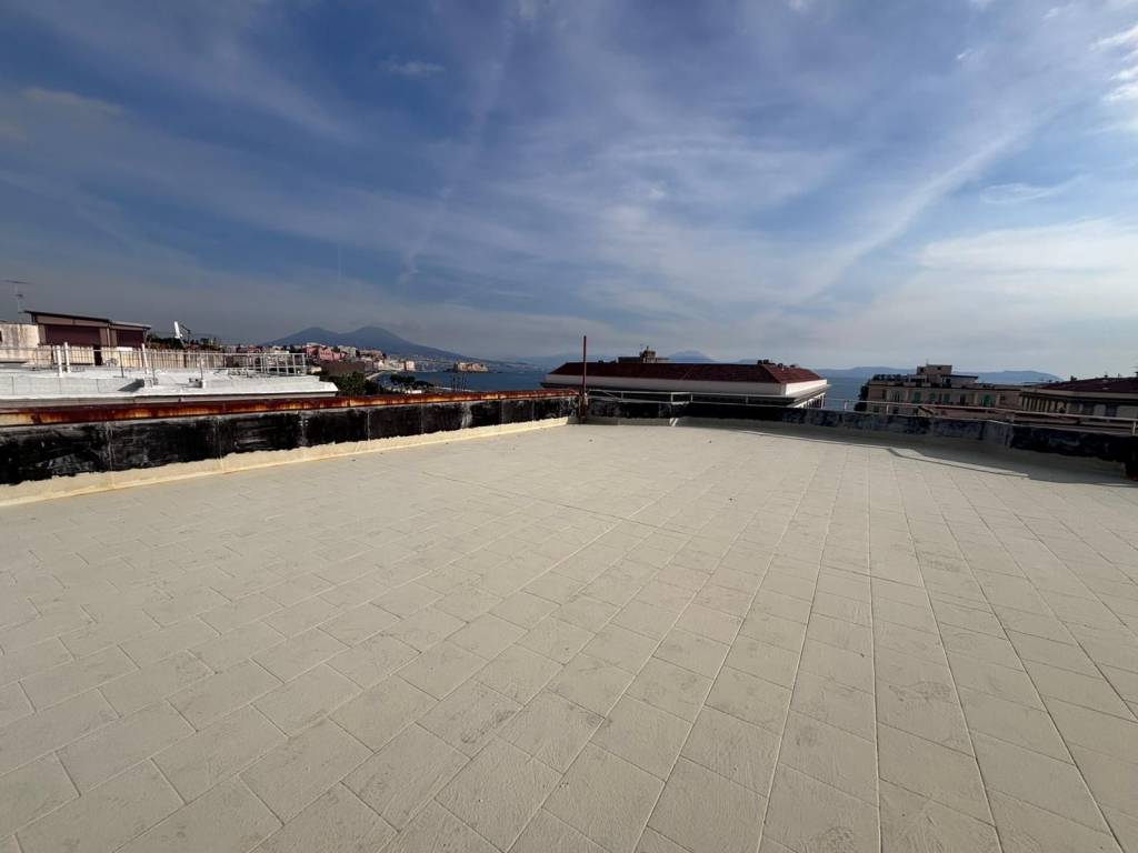 appartamento in vendita a Napoli in zona Chiaia