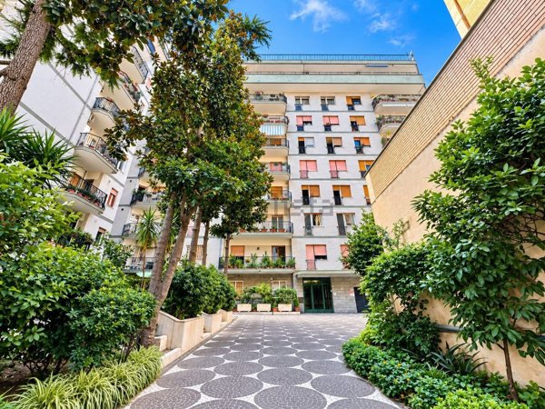 appartamento in vendita a Napoli in zona Chiaia