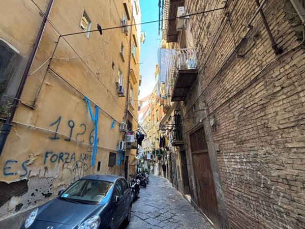 appartamento in vendita a Napoli in zona Chiaia