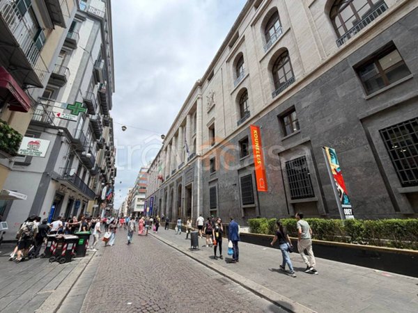 locale commerciale in vendita a Napoli in zona Porto