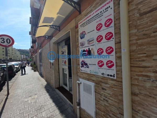 locale commerciale in vendita a Napoli in zona Fuorigrotta