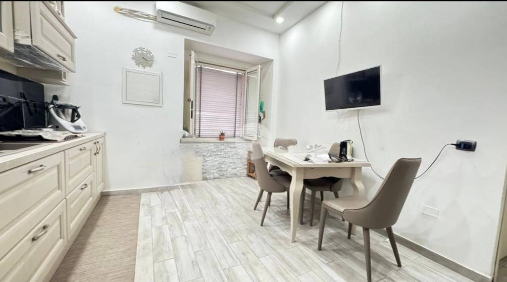 appartamento in vendita a Napoli in zona San Carlo all'Arena