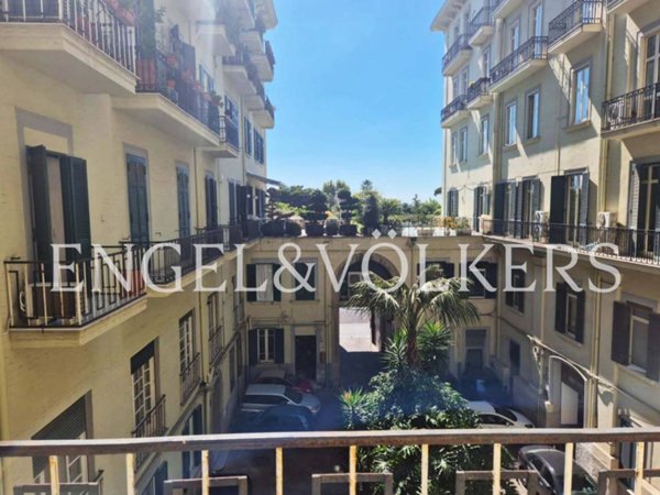 appartamento in vendita a Napoli in zona Chiaia