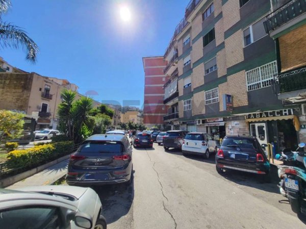 locale commerciale in vendita a Napoli in zona Fuorigrotta