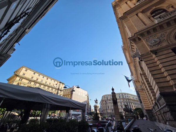 locale commerciale in vendita a Napoli in zona Porto