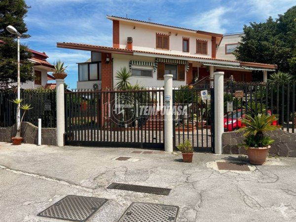 casa indipendente in vendita a Napoli in zona Chiaiano