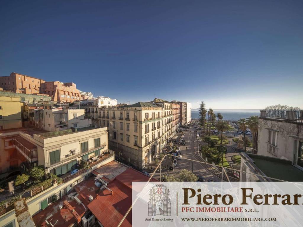 appartamento in vendita a Napoli in zona Chiaia