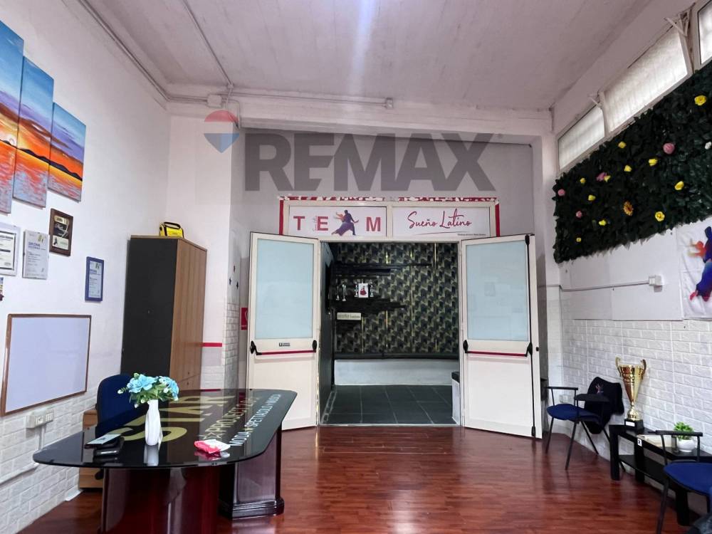 locale commerciale in vendita a Napoli in zona Soccavo