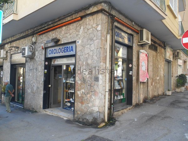 locale commerciale in vendita a Napoli in zona Arenella
