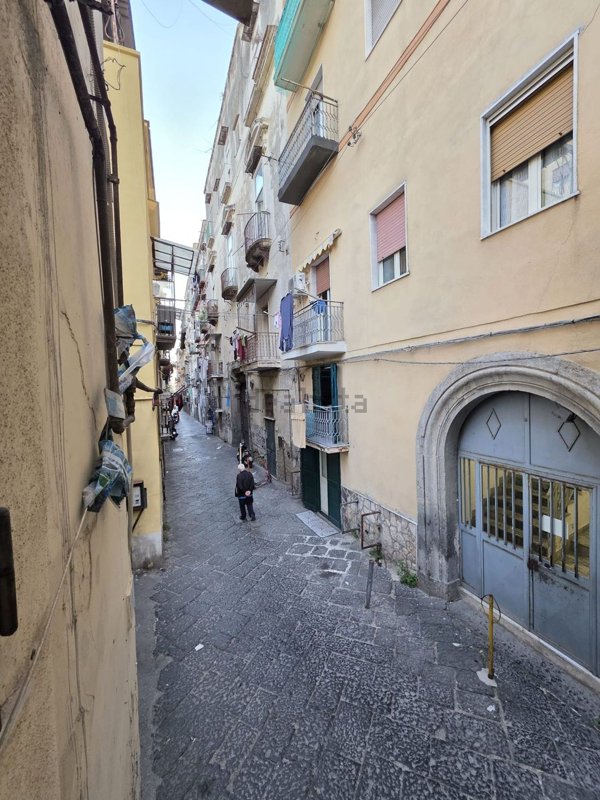 appartamento in vendita a Napoli in zona Chiaia