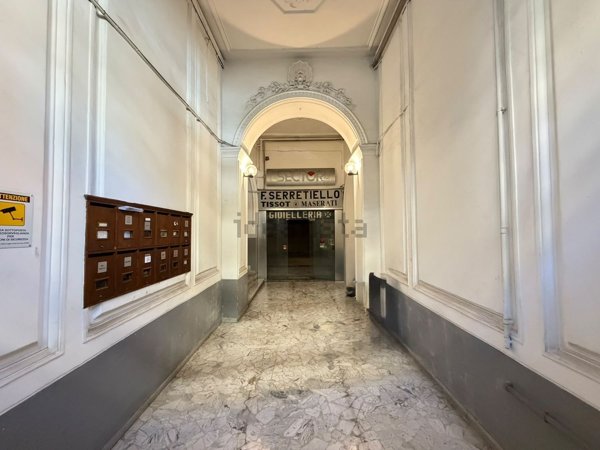 locale commerciale in vendita a Napoli in zona Pendino / San Giuseppe
