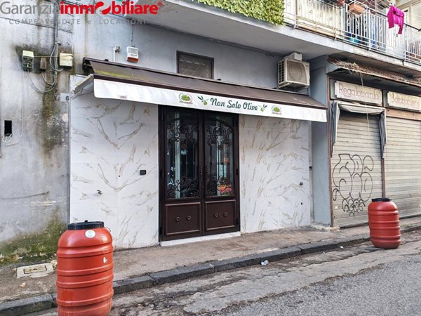 locale commerciale in vendita a Napoli in zona Secondigliano