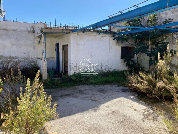 casa indipendente in vendita a Napoli in zona Barra