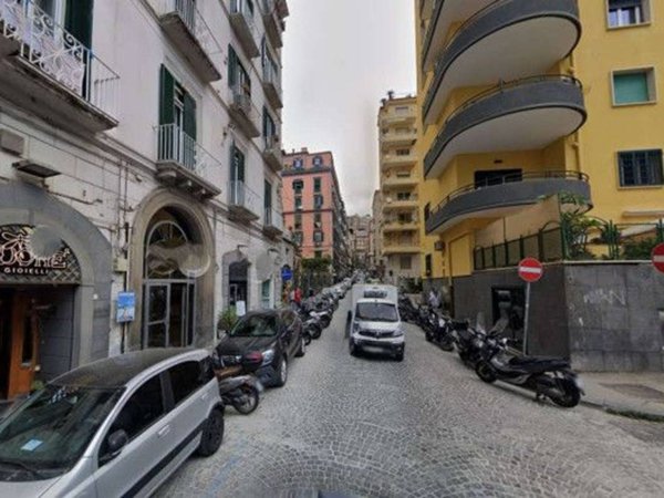 appartamento in vendita a Napoli in zona Chiaia