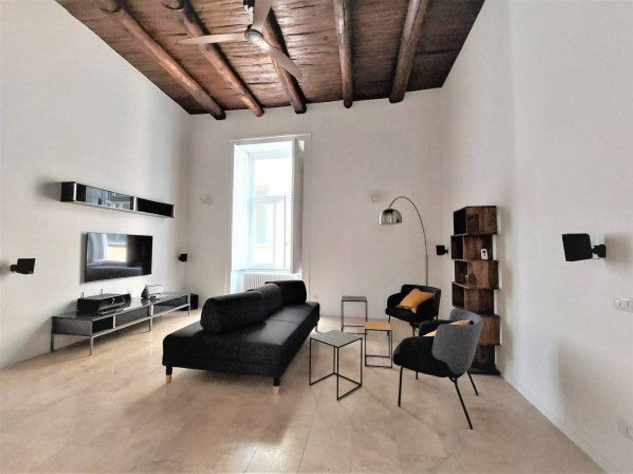 appartamento in vendita a Napoli in zona Chiaia