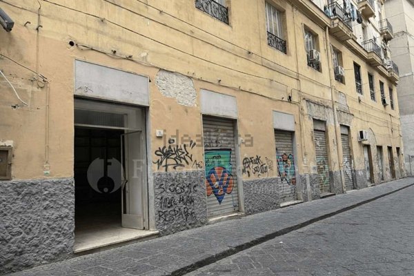 locale commerciale in vendita a Napoli in zona Mercato