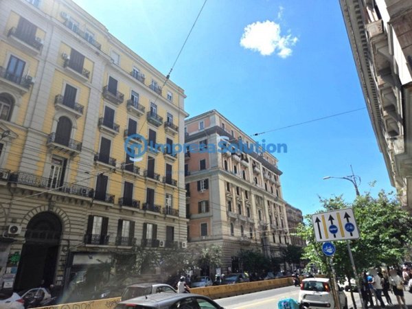 locale commerciale in vendita a Napoli in zona Porto