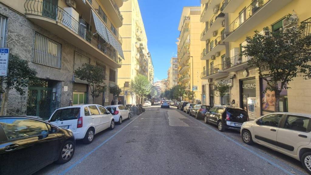 locale commerciale in vendita a Napoli in zona Arenella