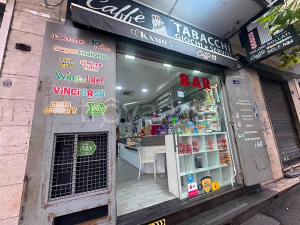 locale commerciale in vendita a Napoli in zona Arenella