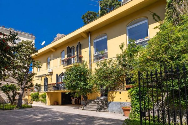 casa indipendente in vendita a Napoli in zona Chiaia