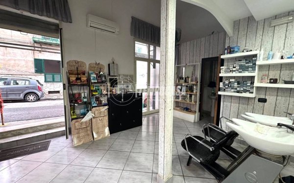 locale commerciale in vendita a Napoli in zona Bagnoli
