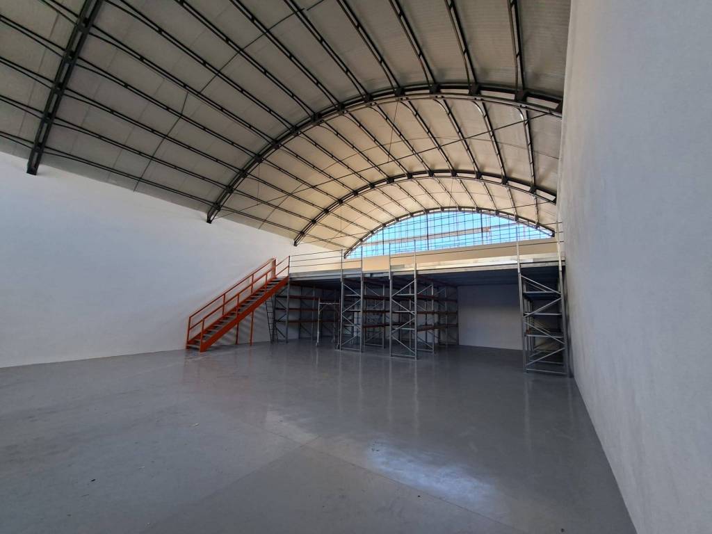 locale commerciale in vendita a Napoli in zona San Giovanni a Teduccio