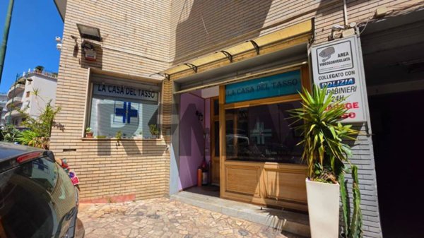 locale commerciale in vendita a Napoli in zona Vomero