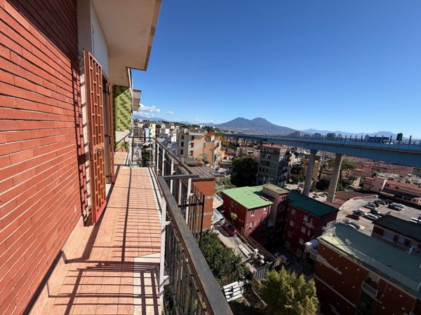 appartamento in vendita a Napoli in zona San Carlo all'Arena