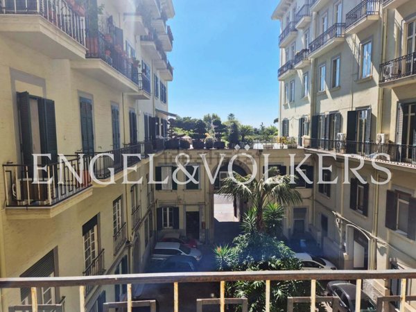 appartamento in vendita a Napoli in zona Chiaia