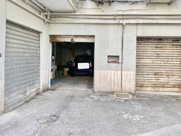 box auto in vendita a Napoli in zona Chiaia