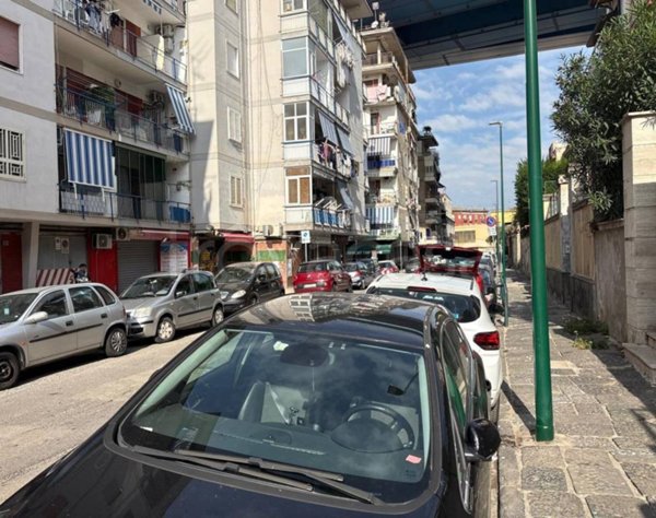 locale commerciale in vendita a Napoli in zona San Carlo all'Arena
