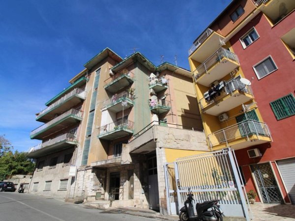 appartamento in vendita a Napoli in zona San Carlo all'Arena