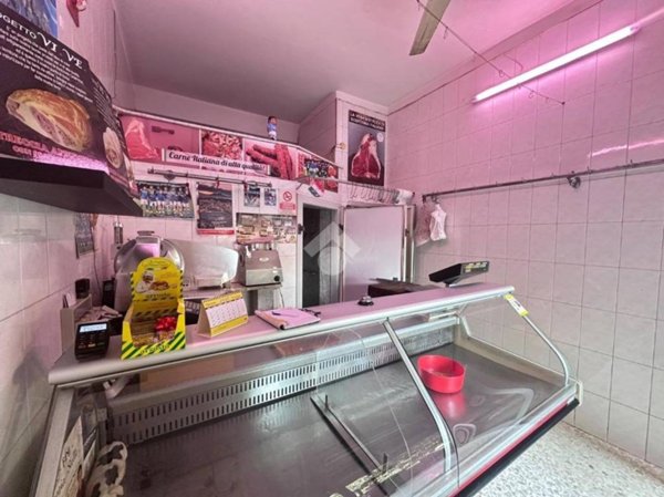 locale commerciale in vendita a Napoli in zona Secondigliano