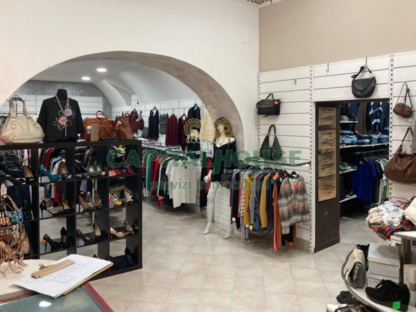 locale commerciale in vendita a Nola