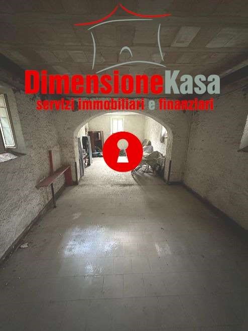 locale commerciale in vendita a Nola