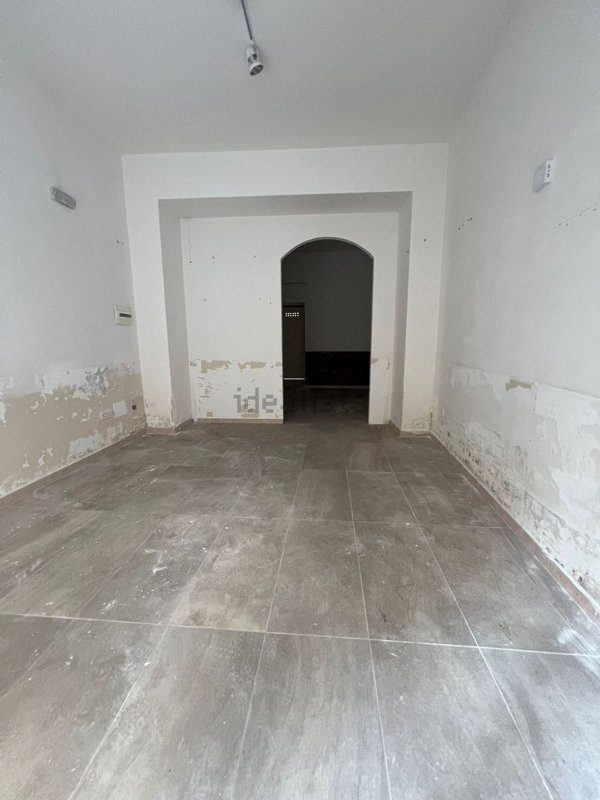 locale commerciale in vendita a Nola