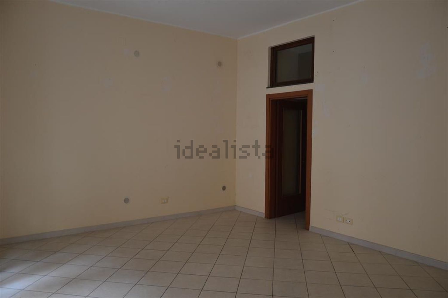 locale commerciale in vendita a Nola