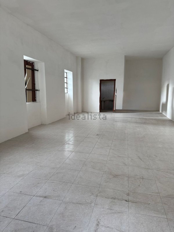 locale commerciale in vendita a Nola