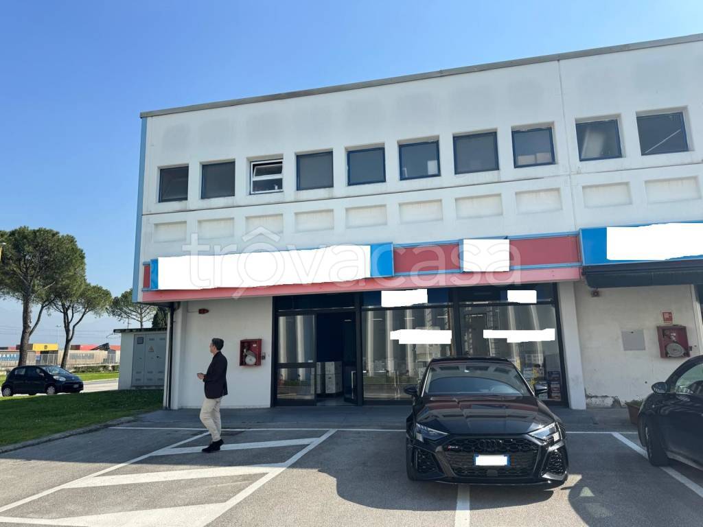 locale commerciale in vendita a Nola