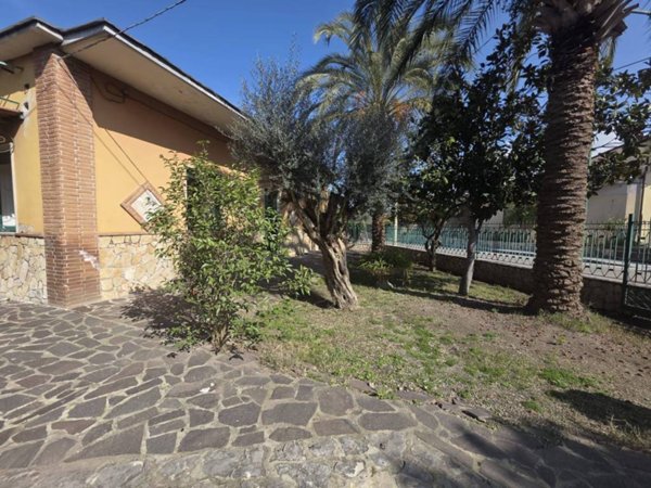 casa indipendente in vendita a Nola in zona Piazzola