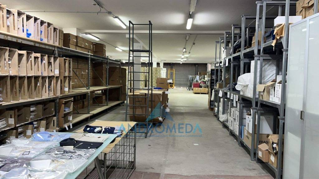 locale commerciale in vendita a Nola