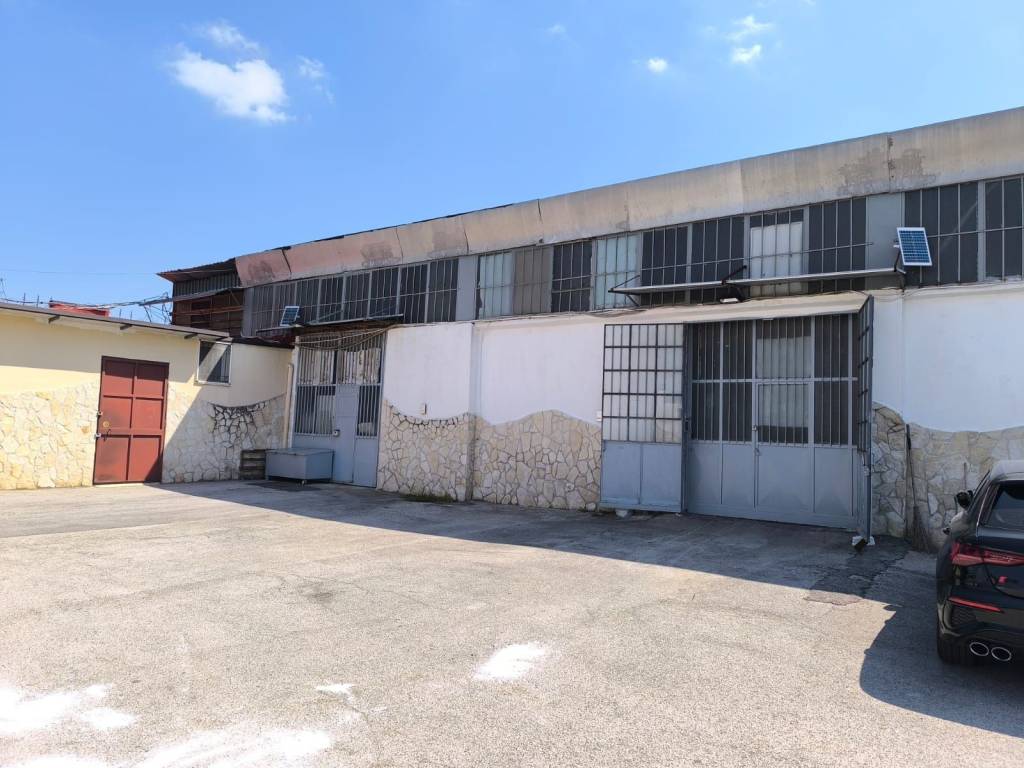 locale commerciale in vendita a Nola
