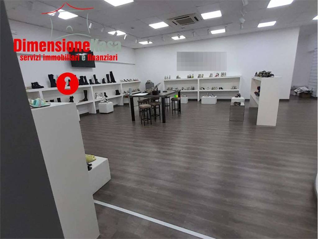 locale commerciale in vendita a Nola