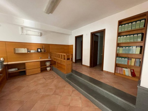 locale commerciale in vendita ad Ottaviano