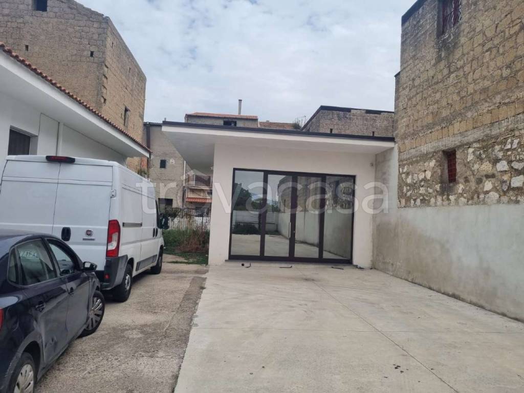 negozio in vendita a Palma Campania in zona Vico