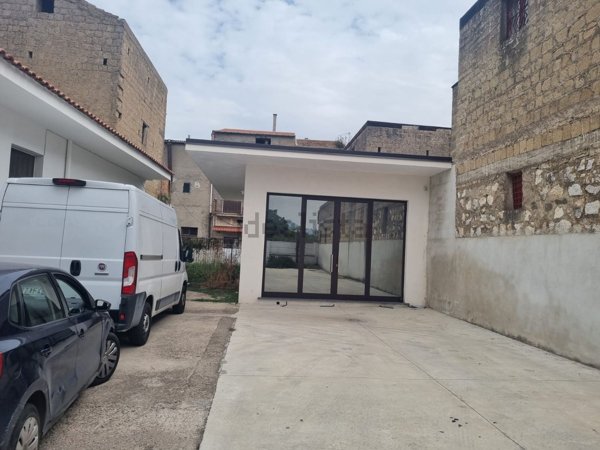 locale commerciale in vendita a Palma Campania