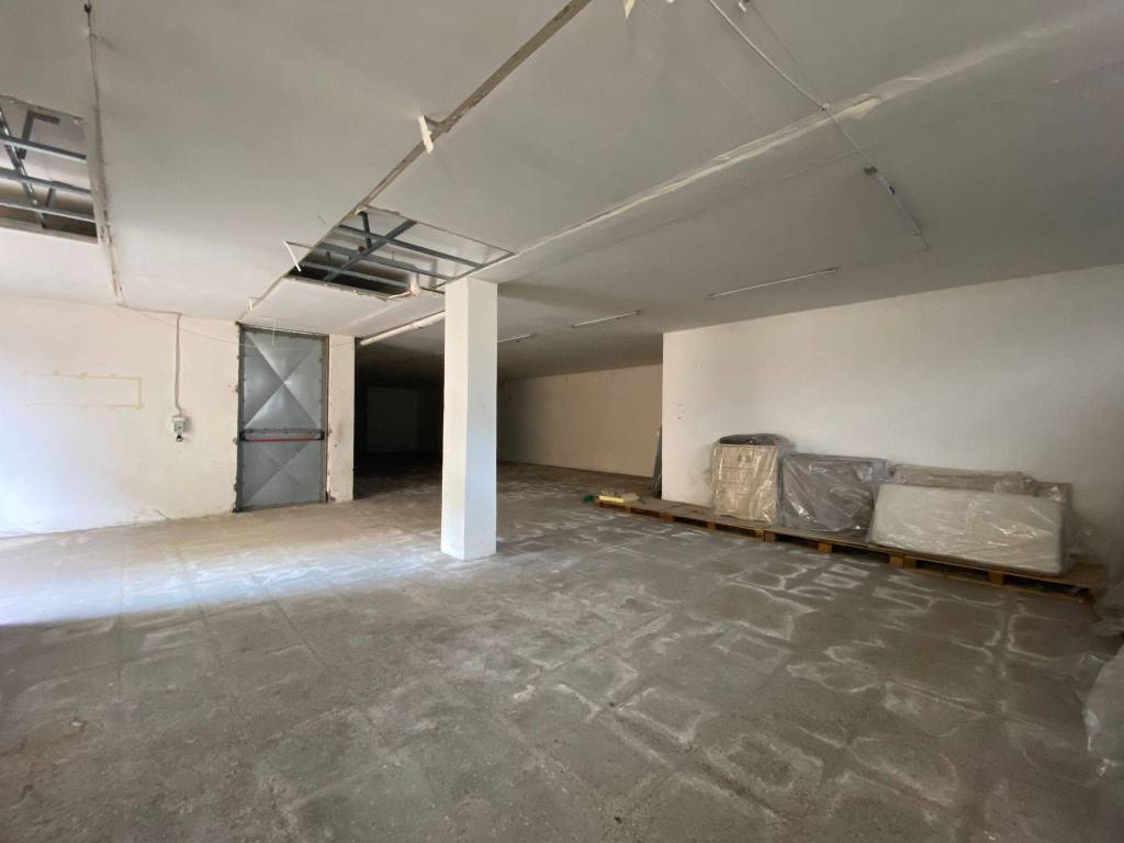 locale commerciale in vendita a Palma Campania