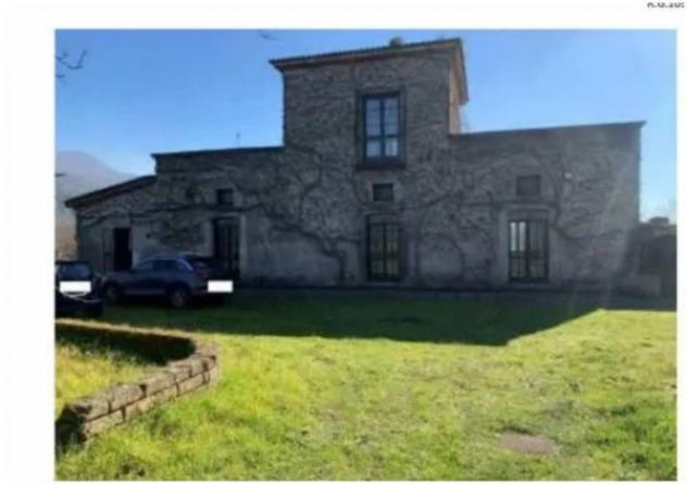 locale commerciale in vendita a Palma Campania in zona Vico