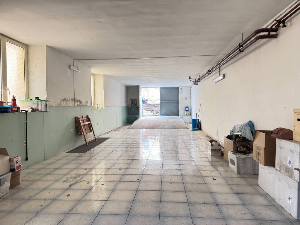 locale di sgombero in vendita a Pollena Trocchia