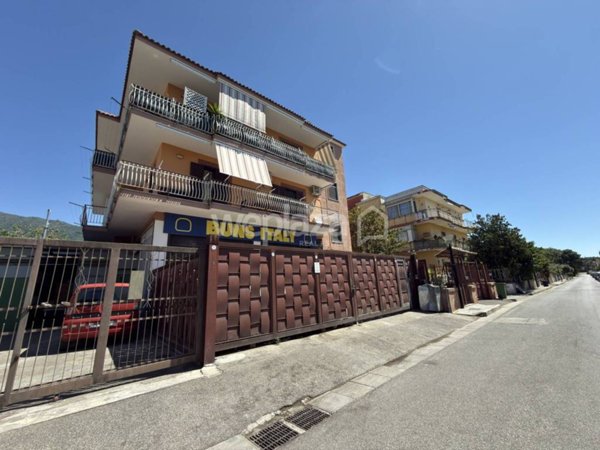 negozio in vendita a Pollena Trocchia